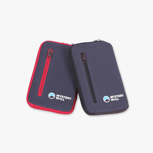 미스테리월 스마트 케이스 플러스 M 배낭 멜빵에 후크형태로 장착할수 있으며 휴대폰을 꺼내기 편리한 형태의 스마트 케이스